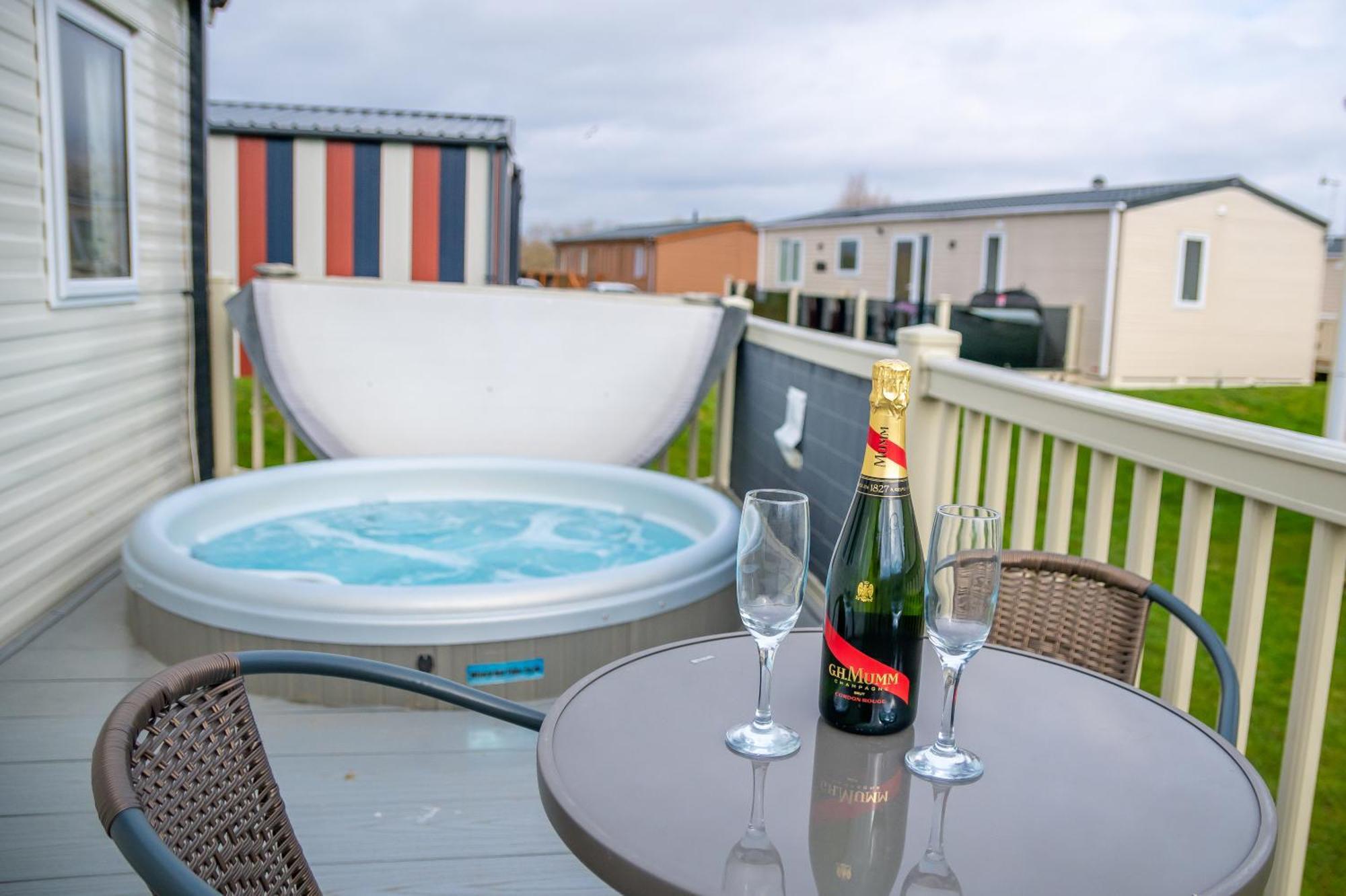 64 Lancaster The Lazy Willow 3 Bedroom Hot Tub Caravan Tattershall Lakes エクステリア 写真